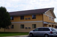 Exterior Economy Inn Wentzville