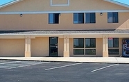 Exterior 4 Economy Inn Wentzville