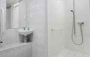 Toilet Kamar 2 Leonardo Hotel - Formerly Jurys Inn and Conference Venue Aberdeen Airport