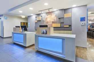 Lobi 4 Holiday Inn Express Winnipeg Airport - Polo Park, an IHG Hotel