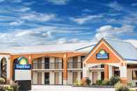 Exterior Days Inn by Wyndham Athens