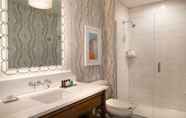 Bilik Mandi dalam Bilik 7 St. Louis Union Station Hotel, Curio Collection by Hilton