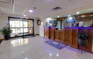 Lobi 4 Days Inn & Suites by Wyndham Commerce