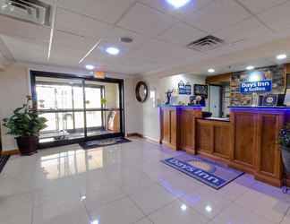 Lobi 2 Days Inn & Suites by Wyndham Commerce