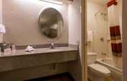 In-room Bathroom 6 Red Roof Inn Louisville East - Hurstbourne