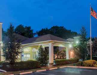 Exterior 2 Days Inn & Suites by Wyndham Cherry Hill - Philadelphia