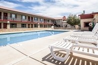 Swimming Pool Econo Lodge