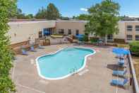 Swimming Pool Burrstone Inn, Ascend Hotel Collection