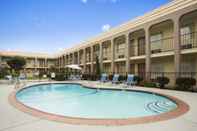 Swimming Pool Days Inn by Wyndham Dallas Irving