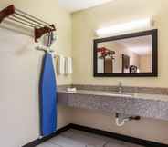 Phòng tắm bên trong 5 Red Roof Inn Cincinnati Airport–Florence/ Erlanger