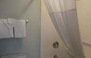 Toilet Kamar 3 Baymont by Wyndham Grand Haven