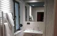 In-room Bathroom 3 Sercotel Felipe IV