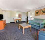 Common Space 7 La Quinta Inn by Wyndham Tampa Bay Pinellas Park Clearwater