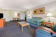 Common Space La Quinta Inn by Wyndham Tampa Bay Pinellas Park Clearwater