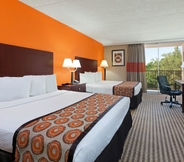 Bilik Tidur 7 Howard Johnson by Wyndham Arlington Ballpark / Six Flags