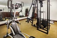 Fitness Center Howard Johnson by Wyndham Arlington Ballpark / Six Flags