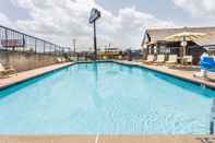 Swimming Pool Days Inn by Wyndham Nashville North/Opryland Area