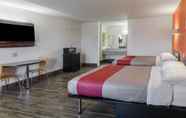 Bedroom 6 Motel 6 Staunton, VA
