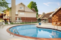 Swimming Pool Hawthorn Suites by Wyndham Tinton Falls