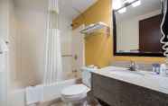 Phòng tắm bên trong 4 Ramada by Wyndham Effingham
