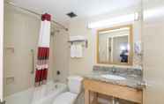 In-room Bathroom 4 Red Roof Inn Knoxville Central - Papermill Road