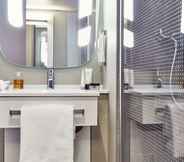 Phòng tắm bên trong 2 ibis Toulon La Valette