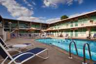 Swimming Pool SureStay Plus Hotel by Best Western Brandywine Valley