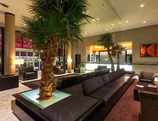 Lobi 2 Ramada Plaza by Wyndham West Hollywood Hotel & Suites