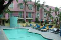 Swimming Pool Ramada Plaza by Wyndham West Hollywood Hotel & Suites