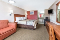 Bedroom Days Inn by Wyndham Virginia Beach Town Center