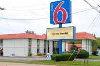 Bên ngoài Motel 6 Palestine, TX