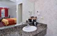 Toilet Kamar 2 Americas Best Value Inn & Suites Fontana