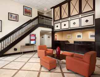 Lobi 2 Ramada by Wyndham Newark/Wilmington