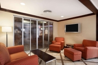 Lobby Ramada by Wyndham Newark/Wilmington