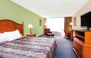 Bedroom 2 Days Inn & Suites by Wyndham SE Columbia Ft Jackson