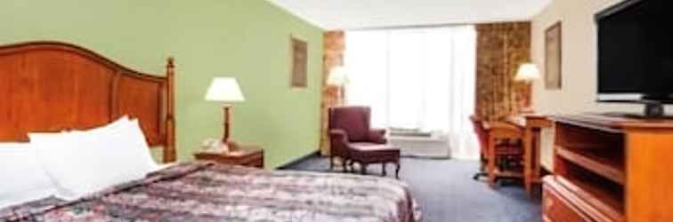 Bedroom Days Inn & Suites by Wyndham SE Columbia Ft Jackson