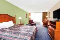 Bedroom Days Inn & Suites by Wyndham SE Columbia Ft Jackson