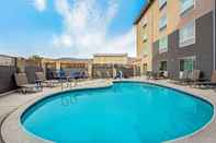 Swimming Pool La Quinta Inn & Suites by Wyndham San Francisco Airport N