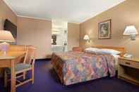 Bedroom Travelodge by Wyndham Moose Jaw