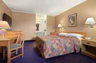 Bedroom Travelodge by Wyndham Moose Jaw