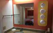 In-room Bathroom 4 Motel 6 Richmond, VA - Midlothian Turnpike