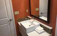 In-room Bathroom 2 Best Western Plus Inn Scotts Valley