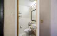 Toilet Kamar 5 Quality Inn & Suites Kansas City - Independence I-70 East