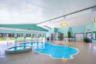 Swimming Pool Quality Inn & Suites Kansas City - Independence I-70 East