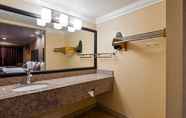 Toilet Kamar 3 Best Western Hanford Inn