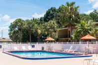 Swimming Pool Howard Johnson by Wyndham Lakeland