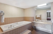 Toilet Kamar 4 Travelodge by Wyndham Winchester