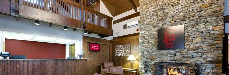 Lobi Red Roof Inn & Suites Hazleton