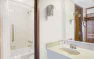 In-room Bathroom 7 Super 8 by Wyndham Blytheville