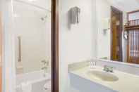 In-room Bathroom Super 8 by Wyndham Blytheville
